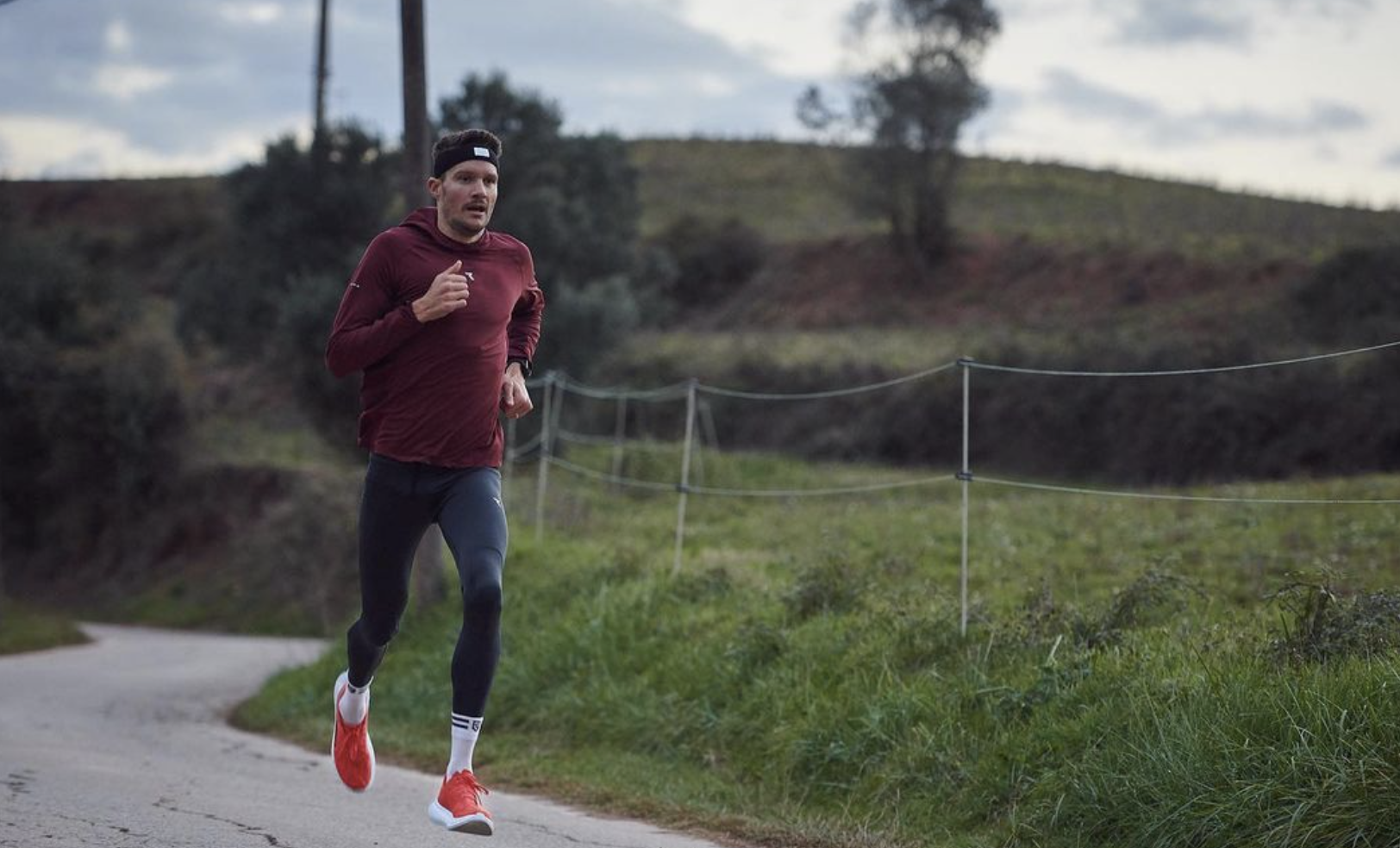 El nuevo entrenamiento de Frodeno: correr por una carretera de montaña.