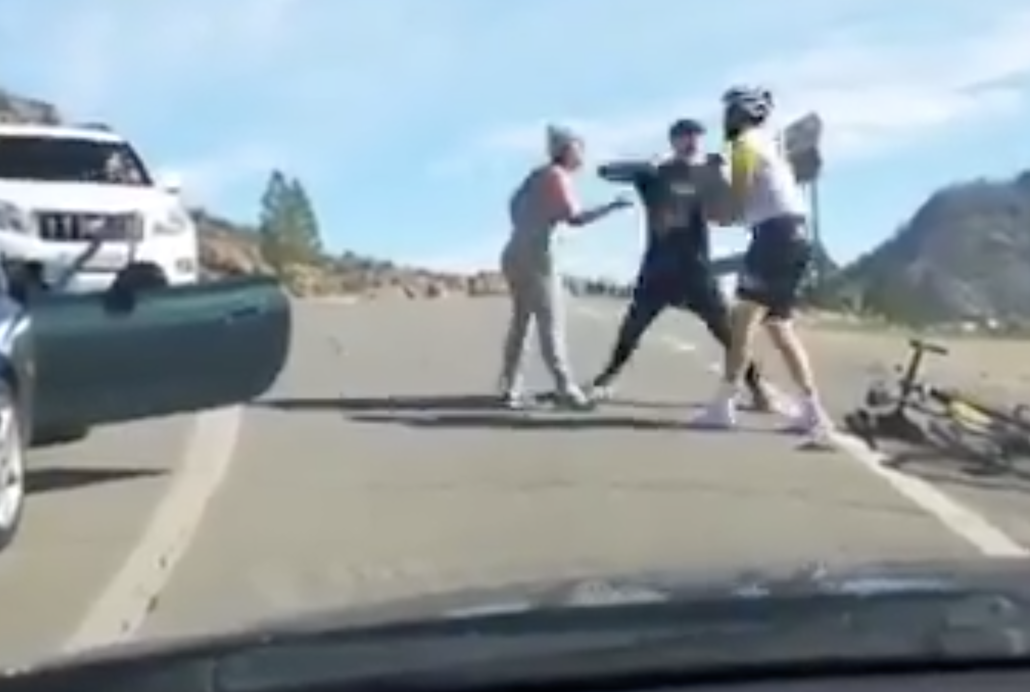 Un conductor le da una brutal paliza a un ciclista en Gran Canaria.
