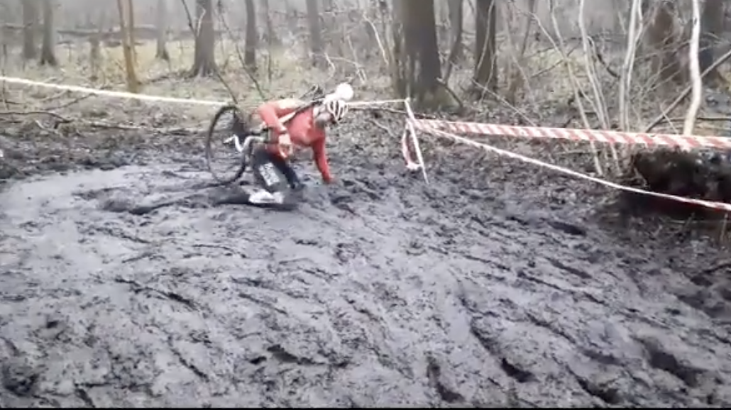 ¡¡Esto sí es ciclocross: hundidos en más de medio metro de barro!!