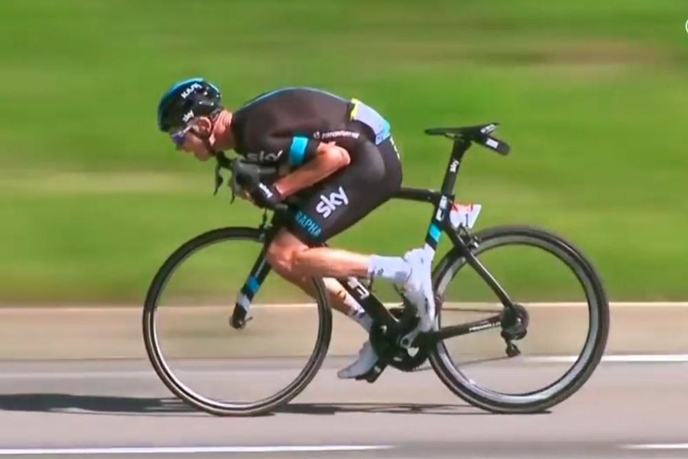 Se acabó lo de 'bajar a lo Froome': la UCI prohíbe a los ciclistas las "posiciones peligrosas". Se acabó lo de 'bajar a lo Froome': la UCI prohíbe a los ciclistas las "posiciones peligrosas".