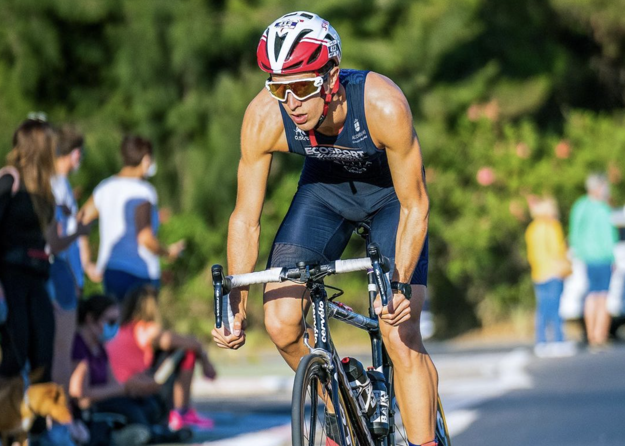 Diego Méntrida, el triatleta ejemplar que emocionó a Will Smith, se pasa el ciclismo.