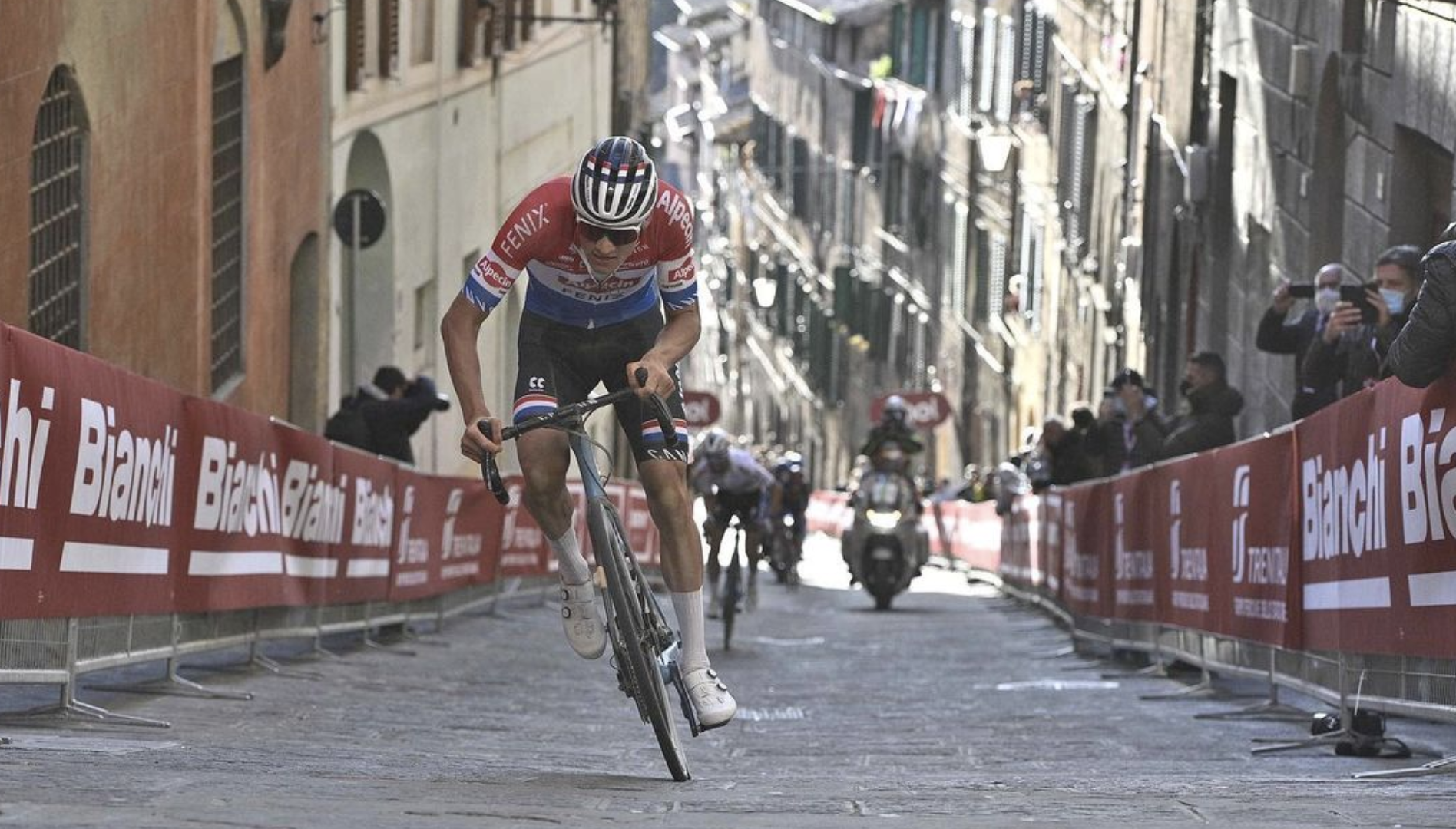 Así 'reventó' el potenciómetro Mathieu Van der Poel para ganar la Strade Bianche.