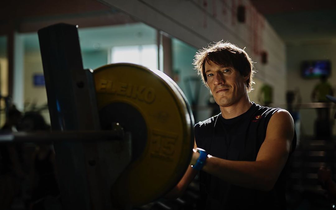 [VÍDEO] Así entrena Sebastian Kienle en el encierro: rodillo, natación en seco y trabajo de 'core'.