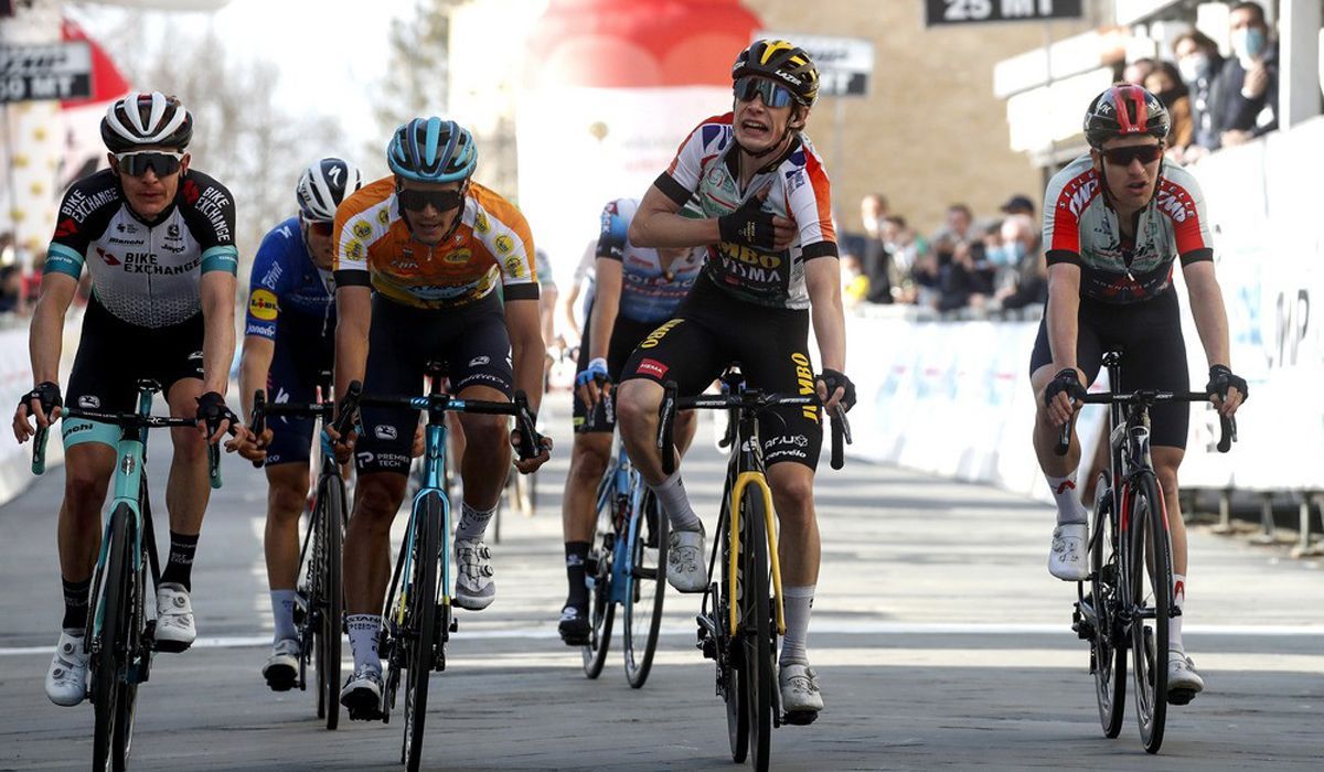 Javier Romo acaricia su primer triunfo como ciclista profesional.
