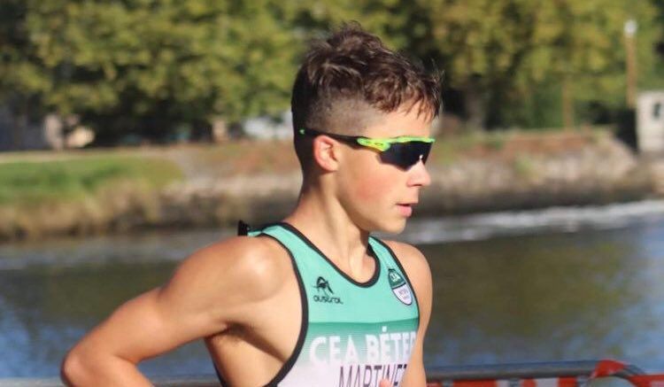 La 'fama' del campeón del mundo de triatlón de 16 años: sale en el Telediario gracias a su profesora.