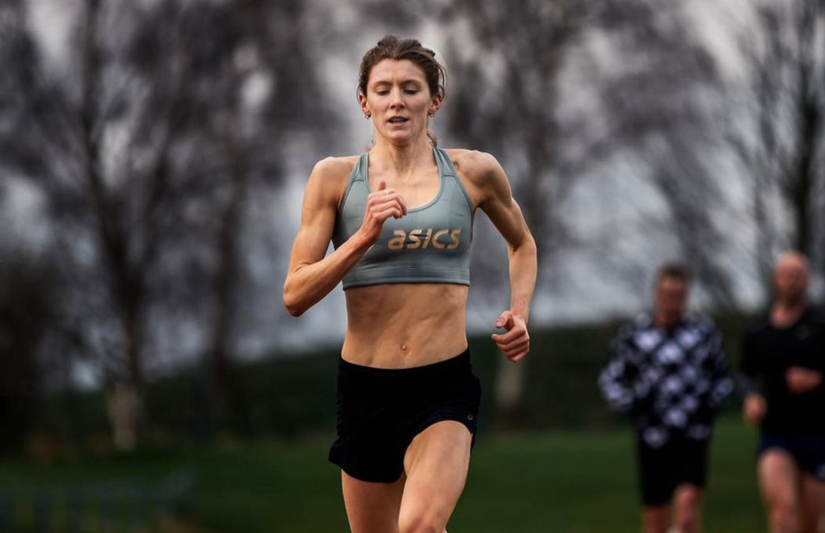 ¡¡La triatleta británica Beth Potter bate el récord mundial de 5K!!