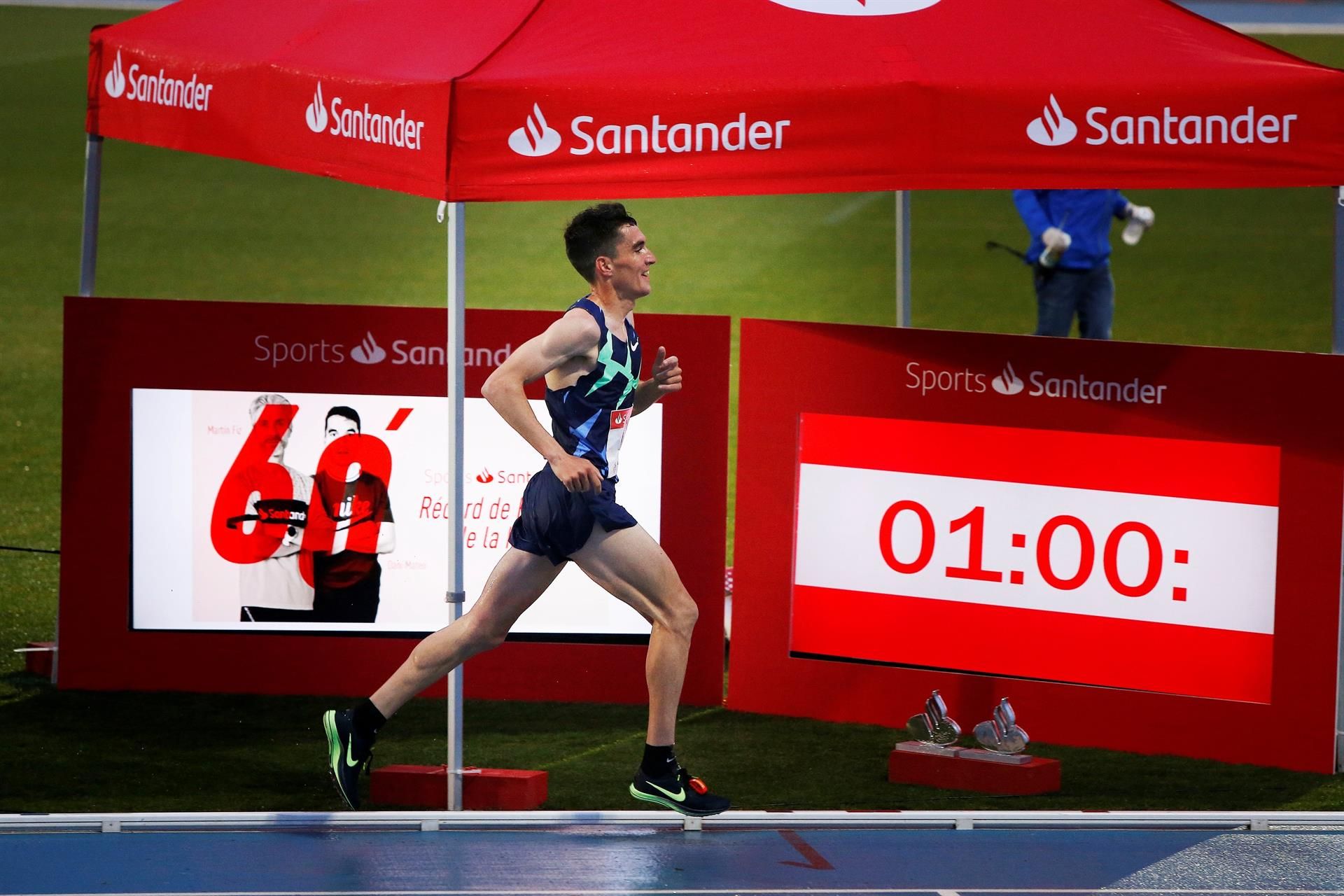 Daniel Mateo bate el récord de España de la hora en pista.