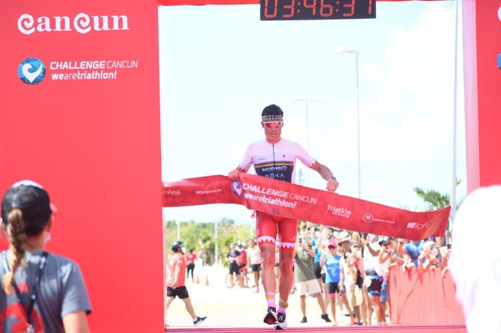 Javier Gómez Noya 'se pasea' en el Challenge de Cancún.