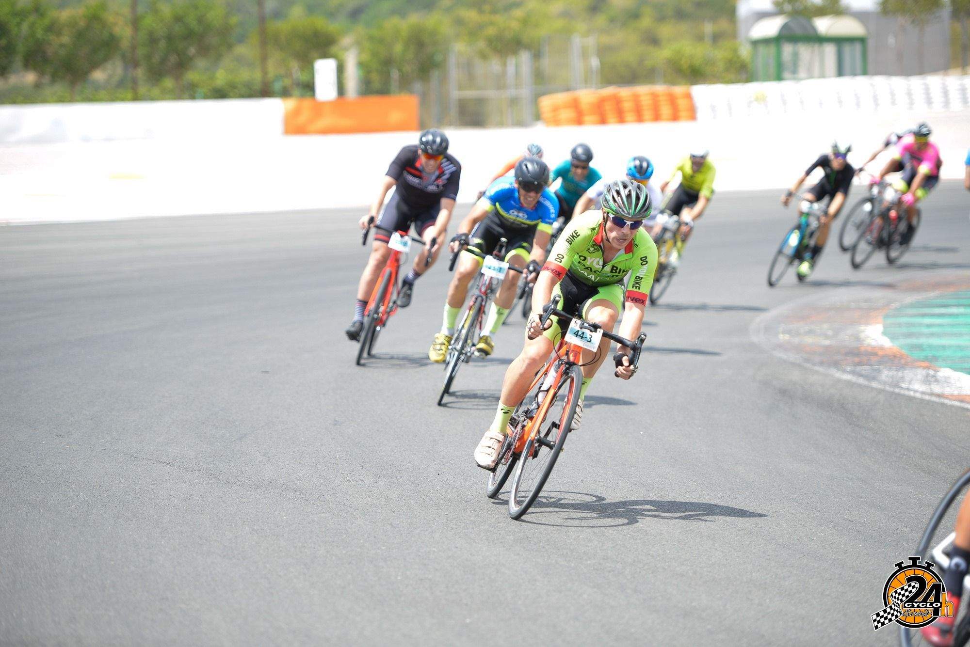 Ciclismo épico non-stop: 24 horas contra el reloj dando vueltas al trazado permanente de Cheste.