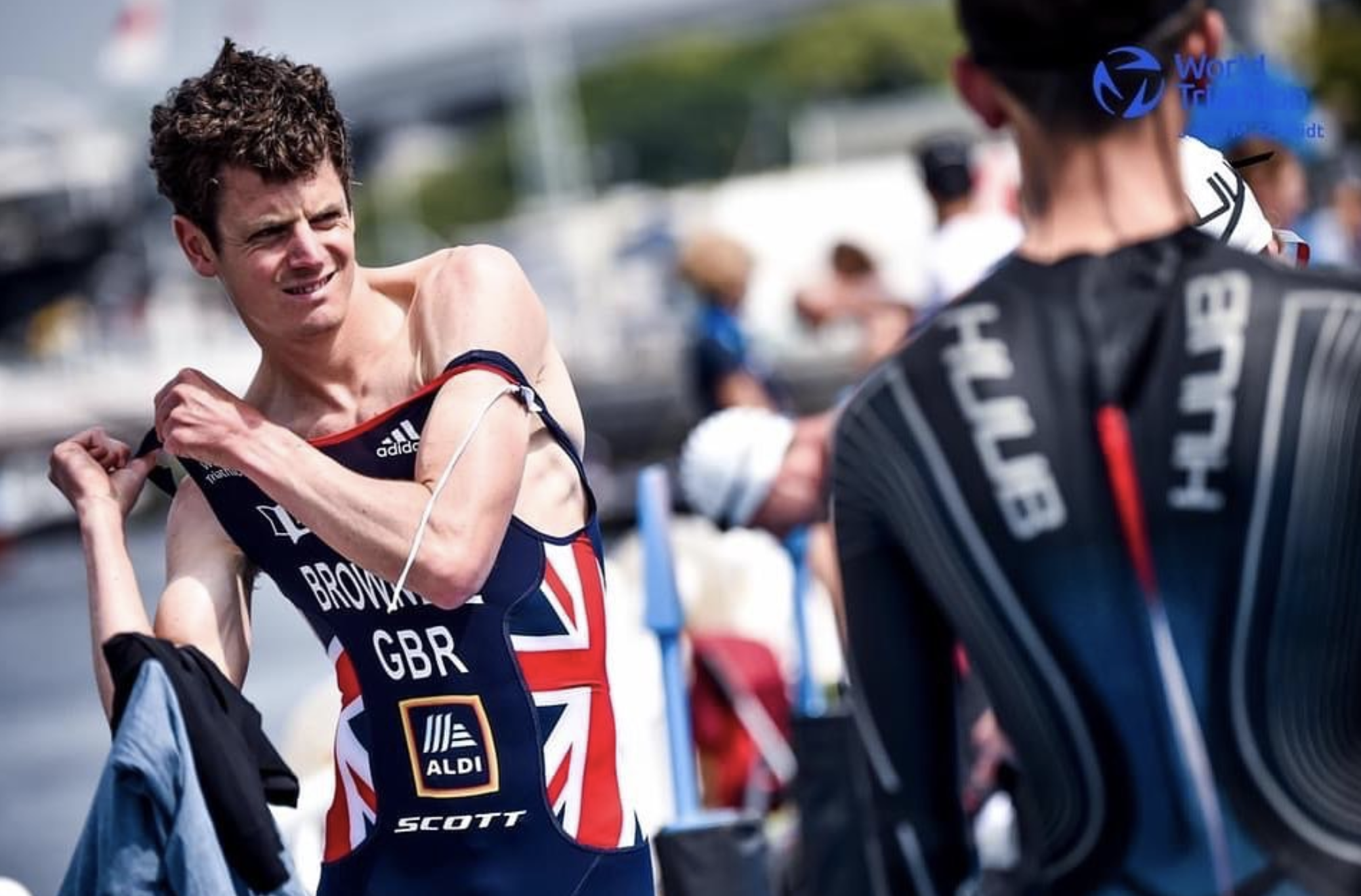 Jonny Brownlee acaba andando y cediendo puestos ¡para eliminar a un rival y fichar a un gregario!