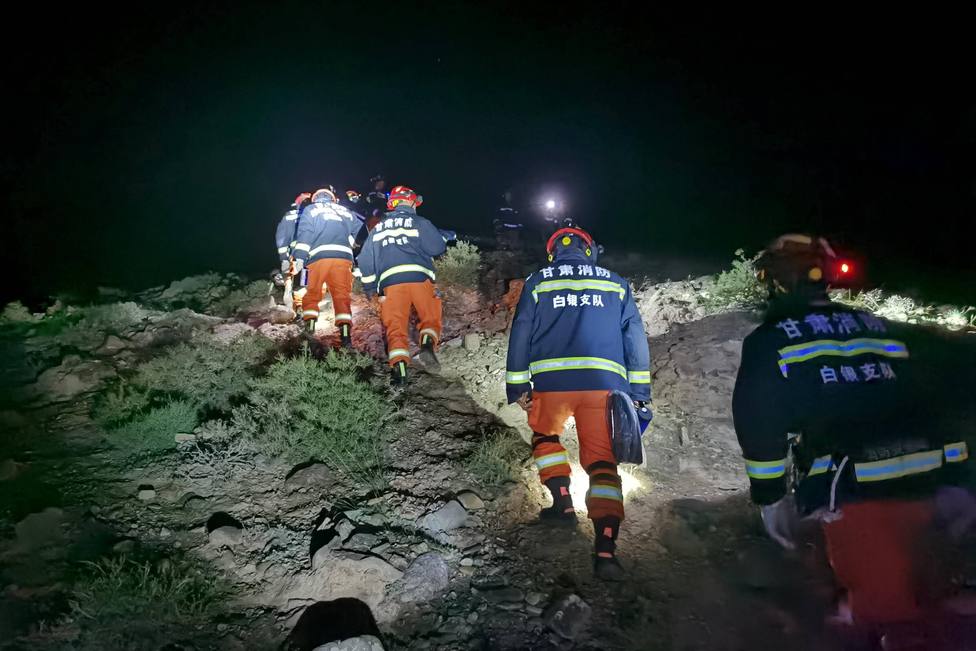 Mueren de frío 21 corredores en una carrera de montaña en China.