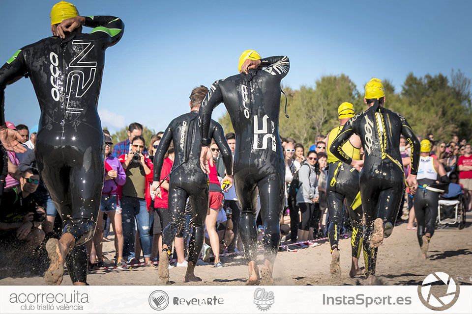 Cuando estás comprobando las boyas para un triatlón... ¡y te encuentras 40 kilos de hachís!
