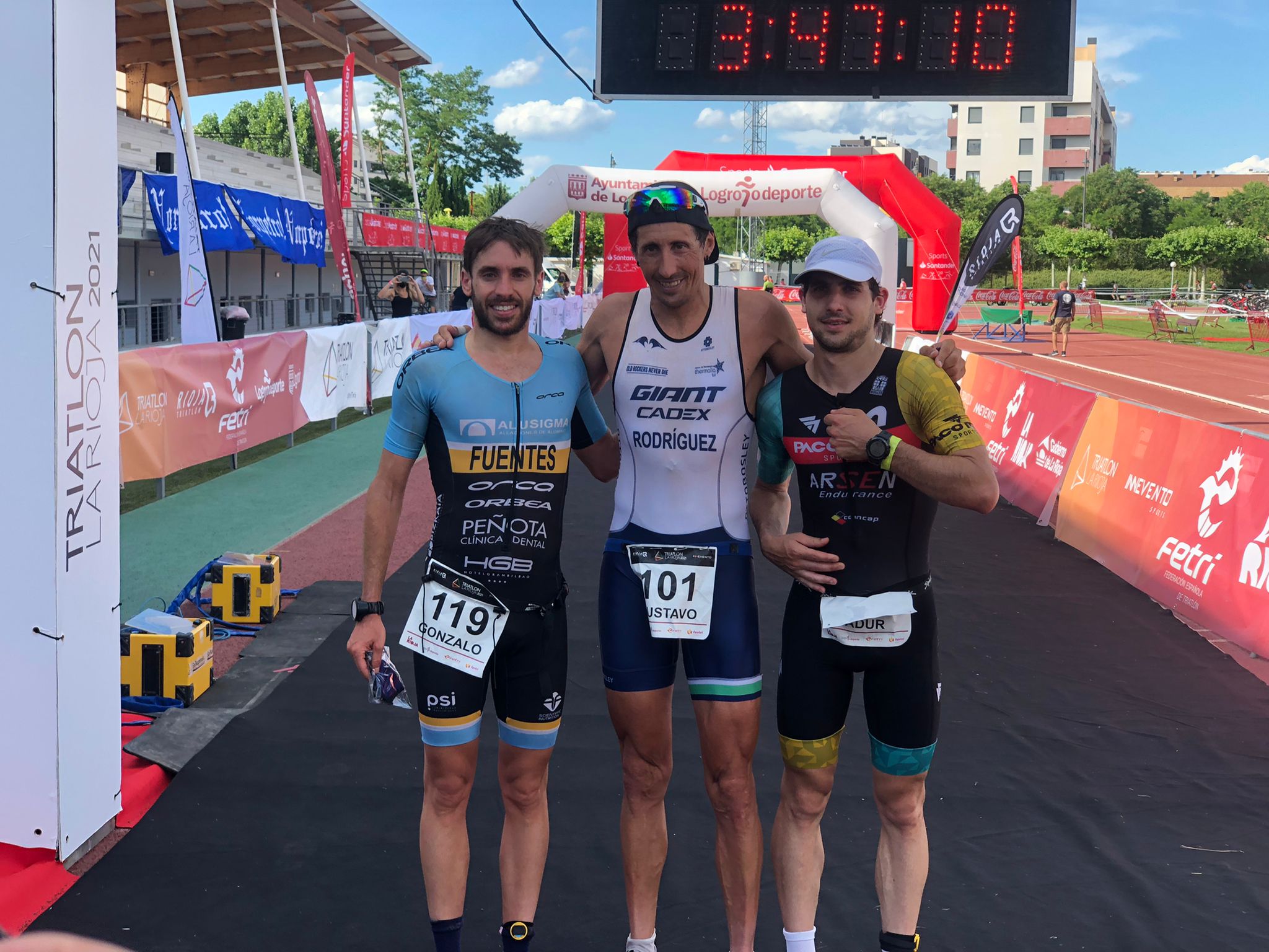 Incontestable victoria de Gustavo Rodríguez y Eva Ledesma en el Triatlón de La Rioja.