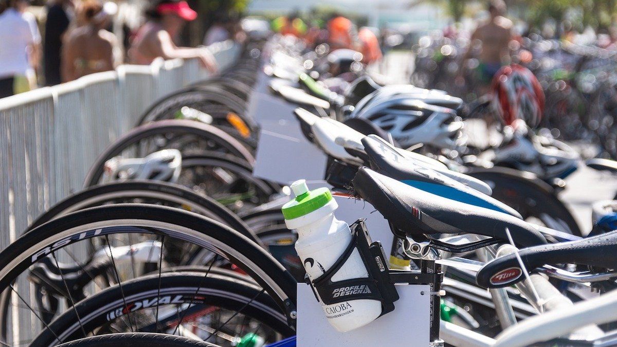 Susto en el Triatlón de La Rioja: atropellan a un participante en plena competición.
