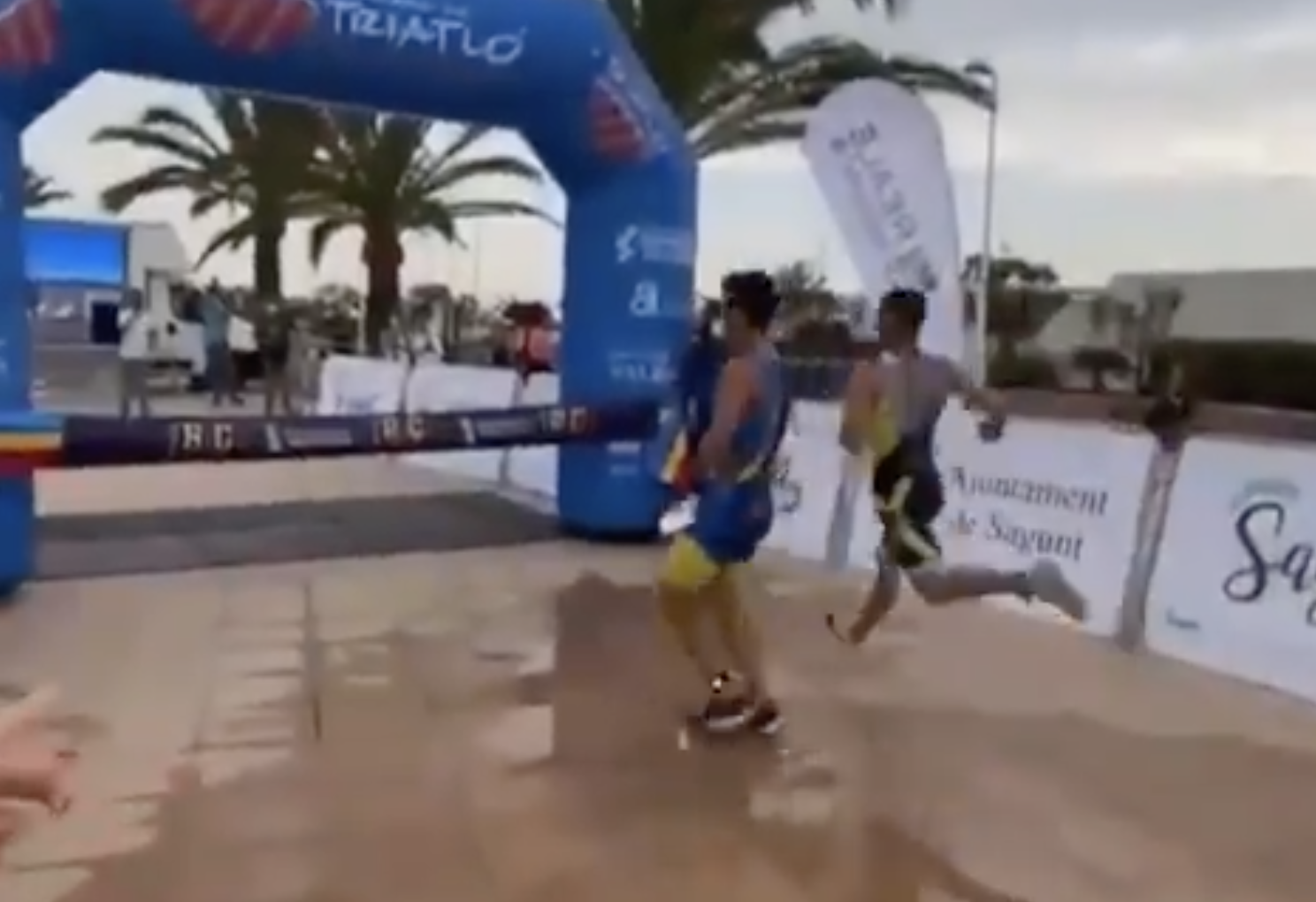 [VÍDEO] El increíble final del Triatlón de Sagunto: cuidado con celebrar el triunfo antes de tiempo.