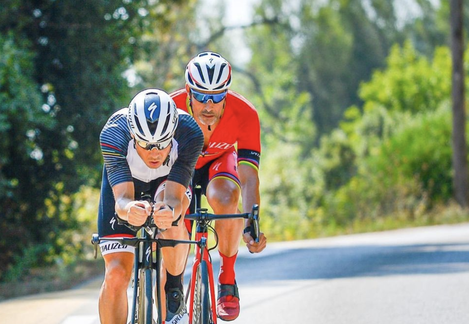 "En una semana tipo, Javi hace 25 km de natación, 400 de bici y 110 de carrera".