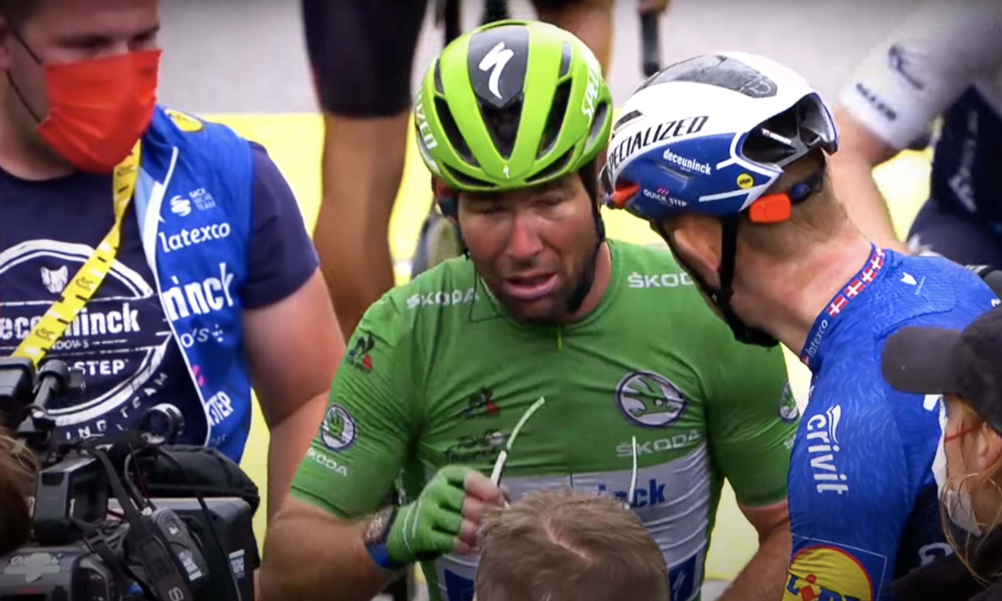Las lágrimas de Mark Cavendish tras salvar el fuera de control: "Gracias a mis niñeras".