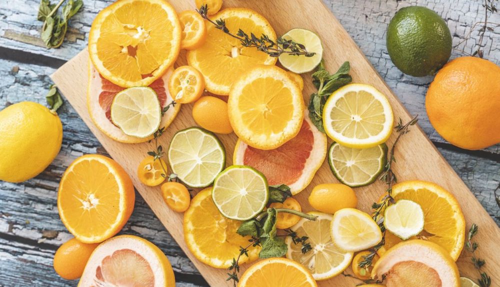 La vitamina C, que proviene de los cítricos, es una vitamina soluble.