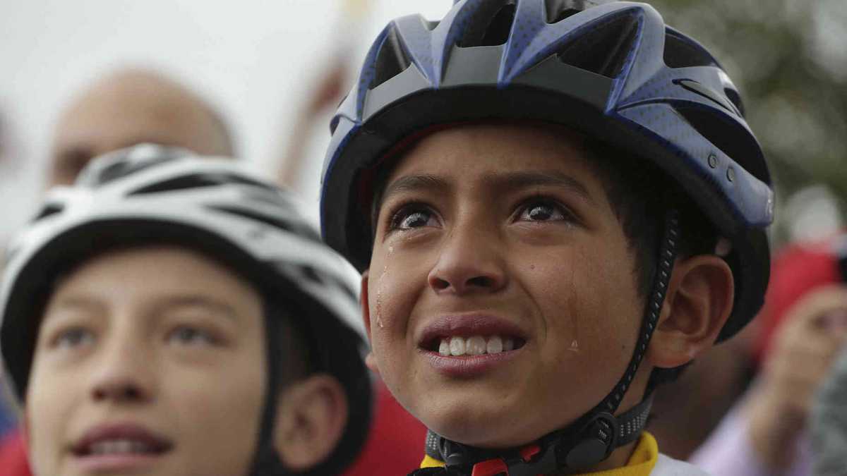 "Rueda muy alto, Julián", Bernal llora la muerte del niño ciclista en Colombia.