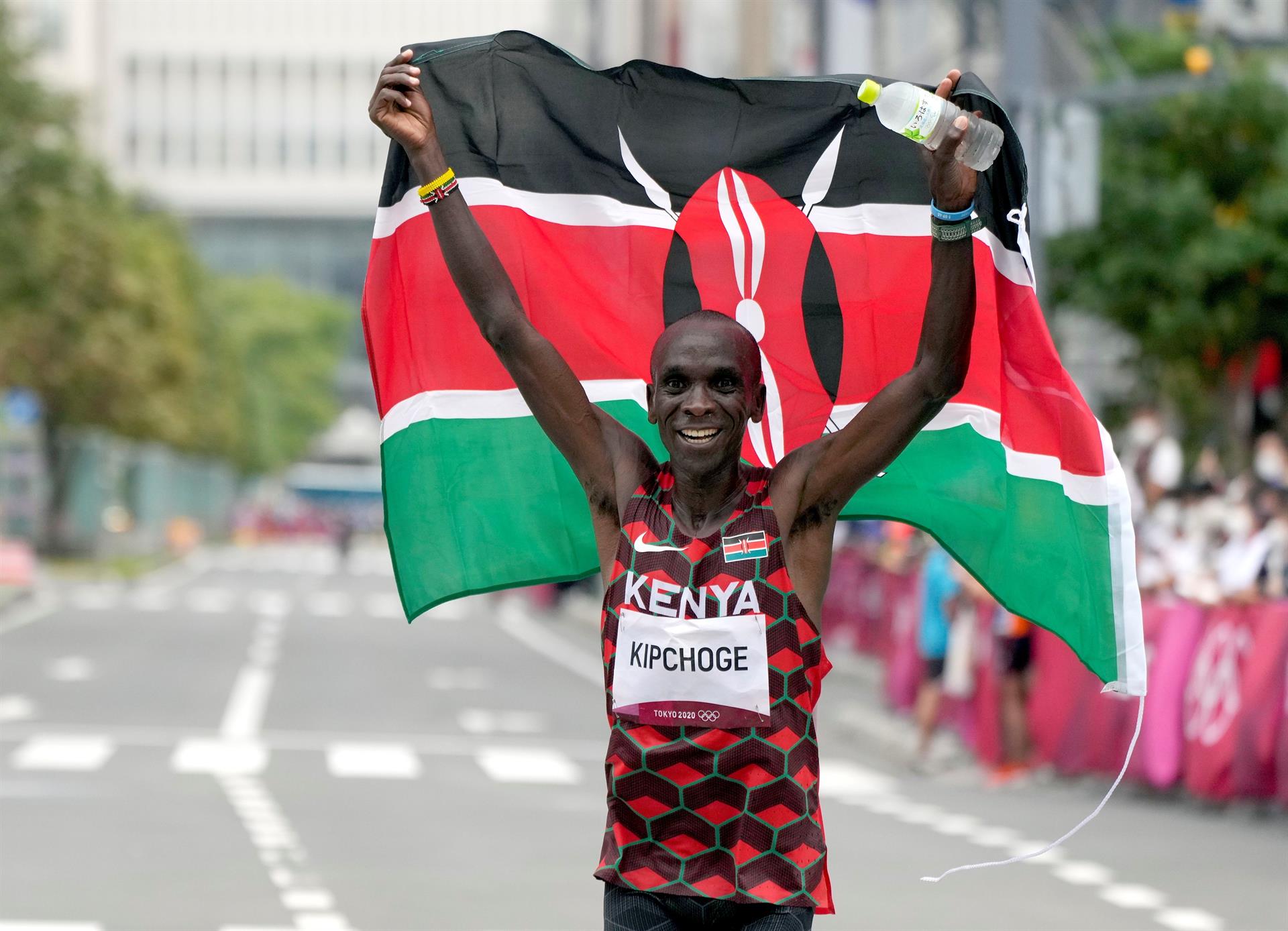 Kipchoge agranda su leyenda en el maratón de Tokio 2020 con un fantástico Lamdassem.