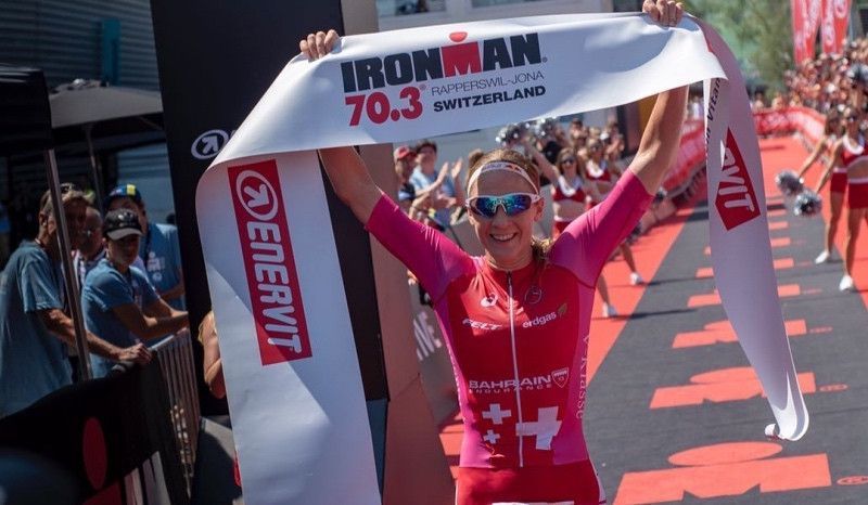 Daniela Ryf logra su séptima victoria consecutiva en el IRONMAN 70.3 de Suiza.