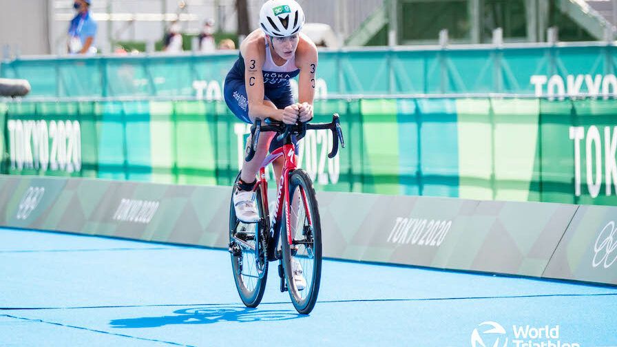 23 años, bici de carretera y 2ª en meta: así fue el debut en la media distancia de Taylor Knibb.
