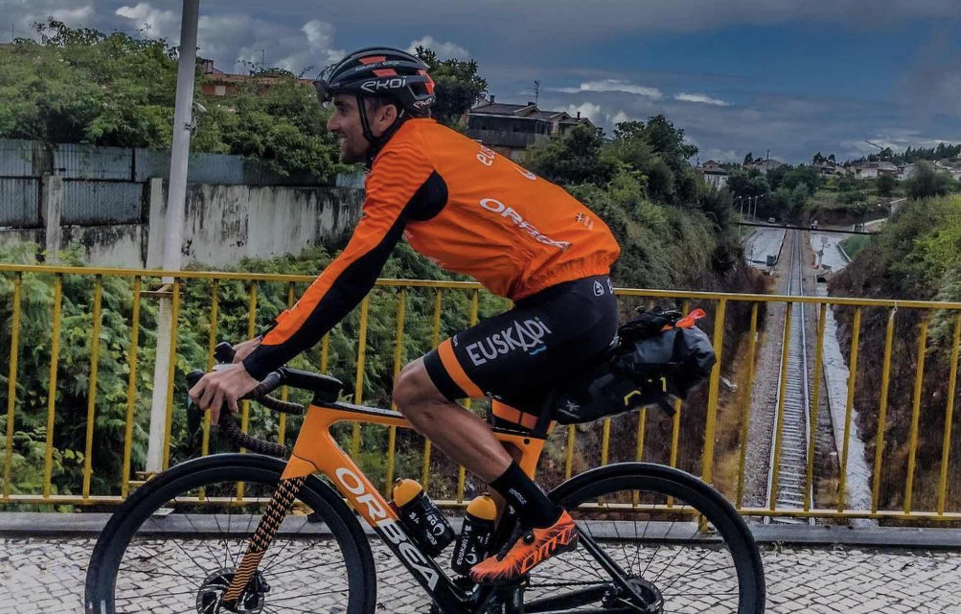 Después de terminar la Vuelta con 3.400 km... hace 1.000 más en bici de regreso a casa.