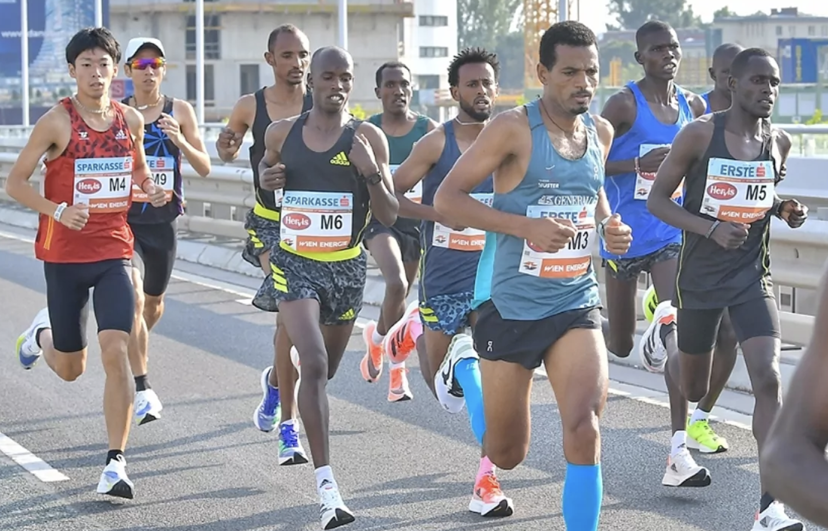 Descalifican al ganador inicial del maratón de Viena por su calzado irregular.
