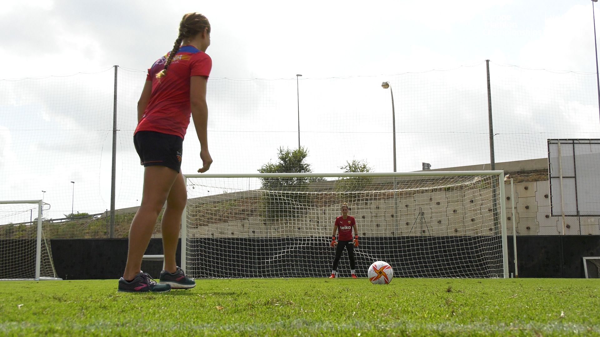 [VÍDEO] La triatleta internacional Noelia Juan 'se pasa al fútbol'.
