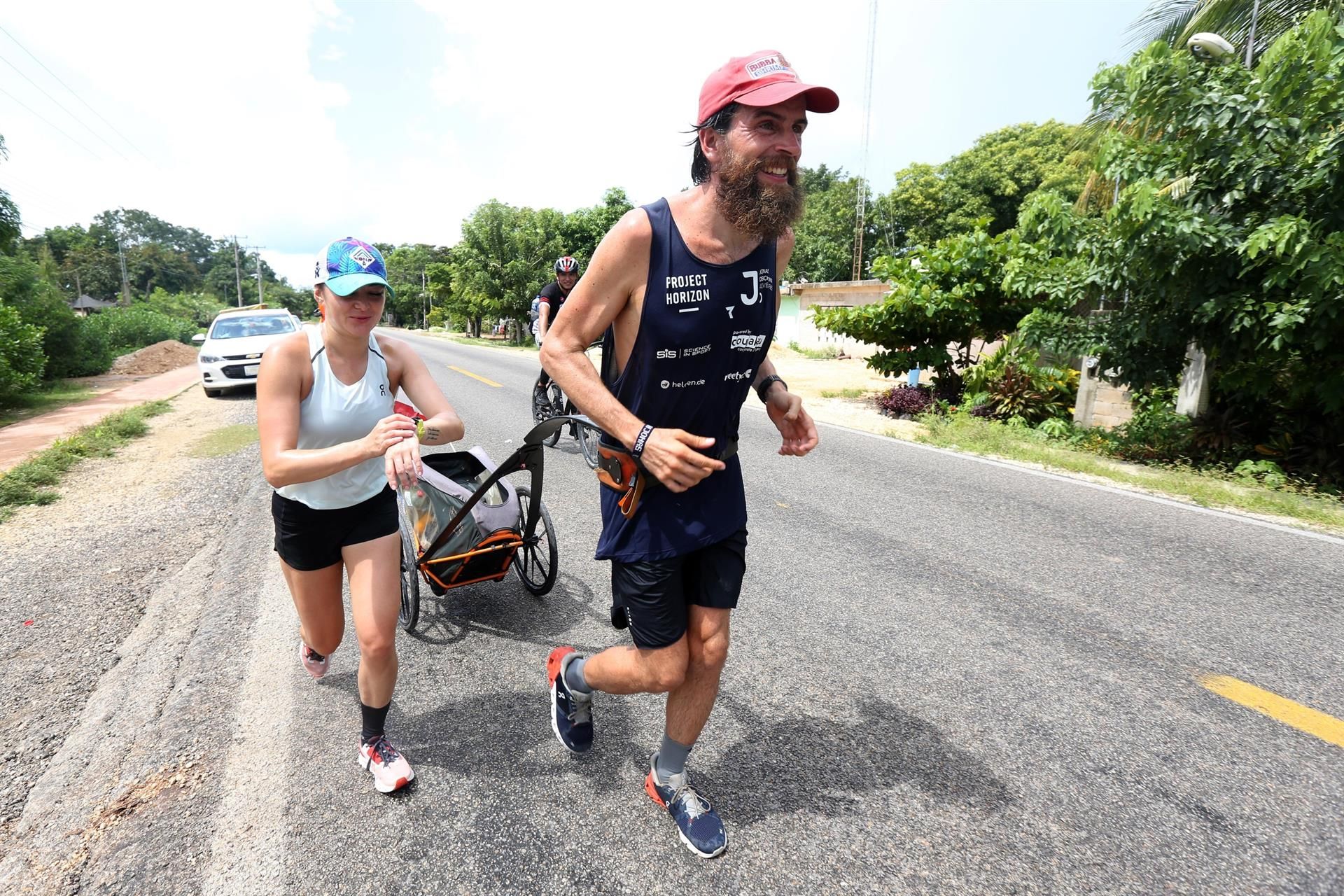 Deichmann, el "Forrest Gump alemán", confiado en completar el triatlón más largo del mundo.