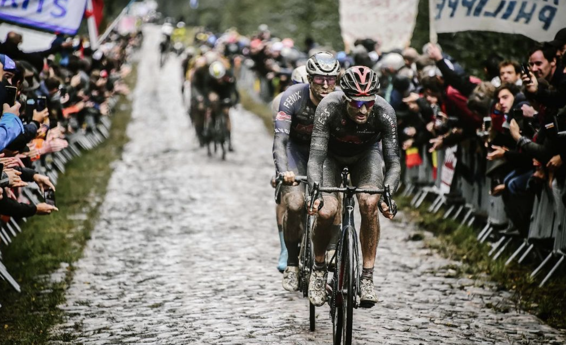 Métete en la piel de los ciclistas del INEOS durante la épica Paris Roubaix