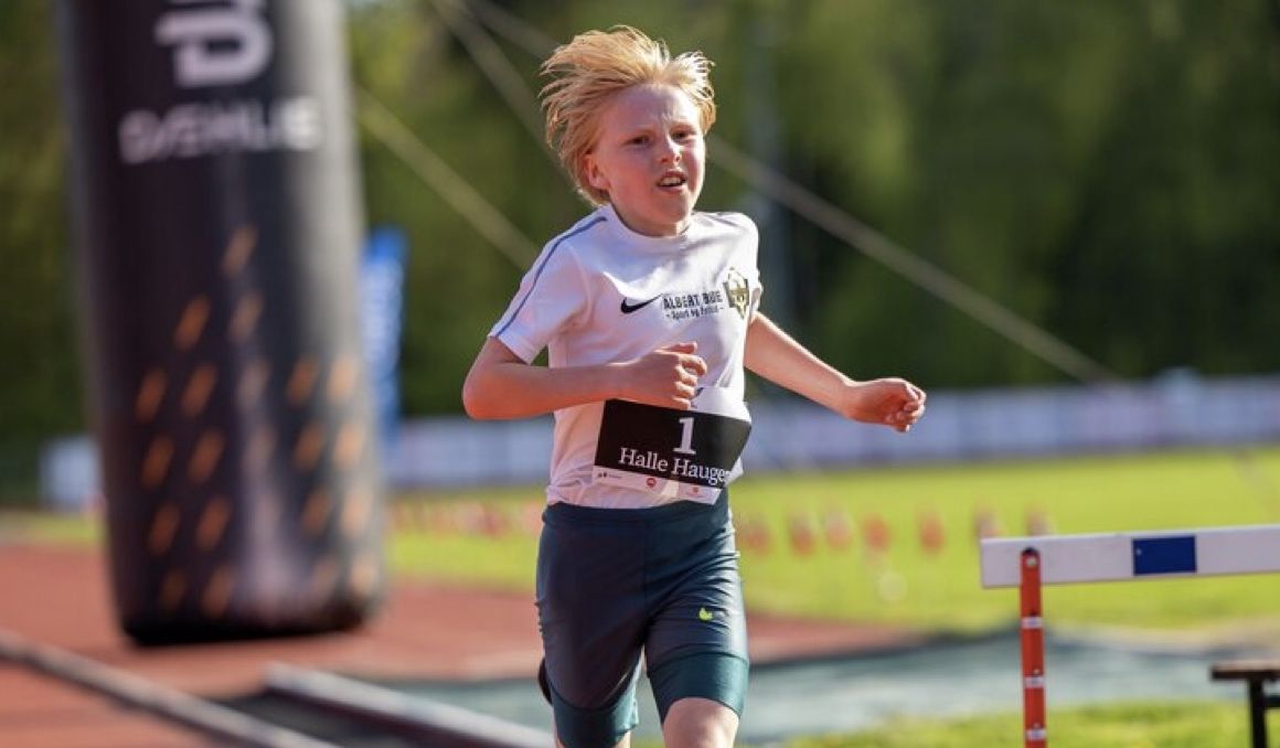 La nueva perla noruega de 11 años  34 44 en 10K (a 3 28 min:km) 