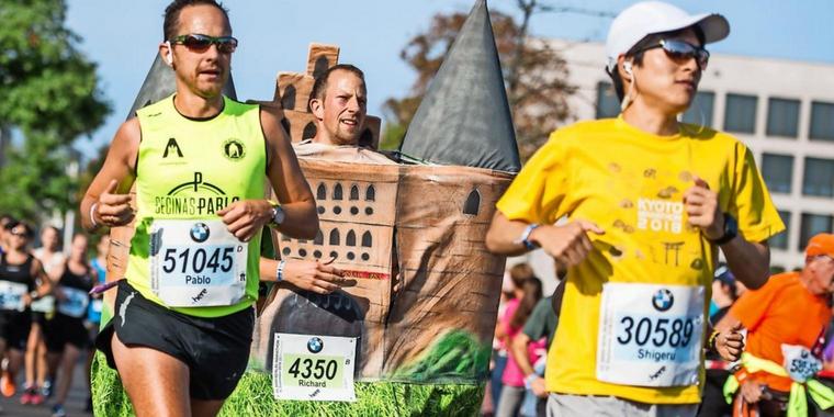 Richard Mietz, en el maratón de Berlín de 2018 vestido de Holstentor