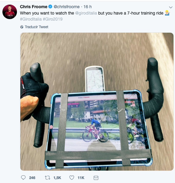 La temeridad de Chris Froome: ¡¡Viendo el Giro en la bici con una tablet!!
