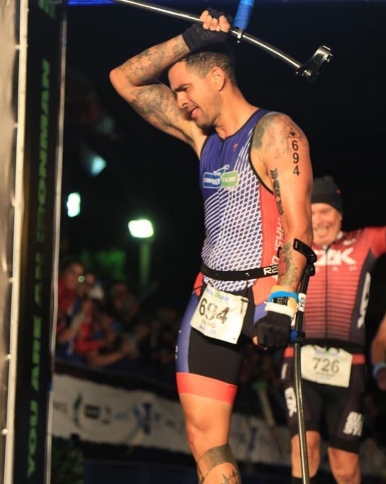 Otra hazaña de Fabio Rigueira: acaba el Ironman de Brasil con muletas